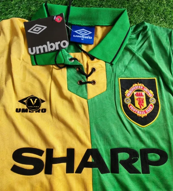 64 Manchester United 1992–94 Retro Third Kit